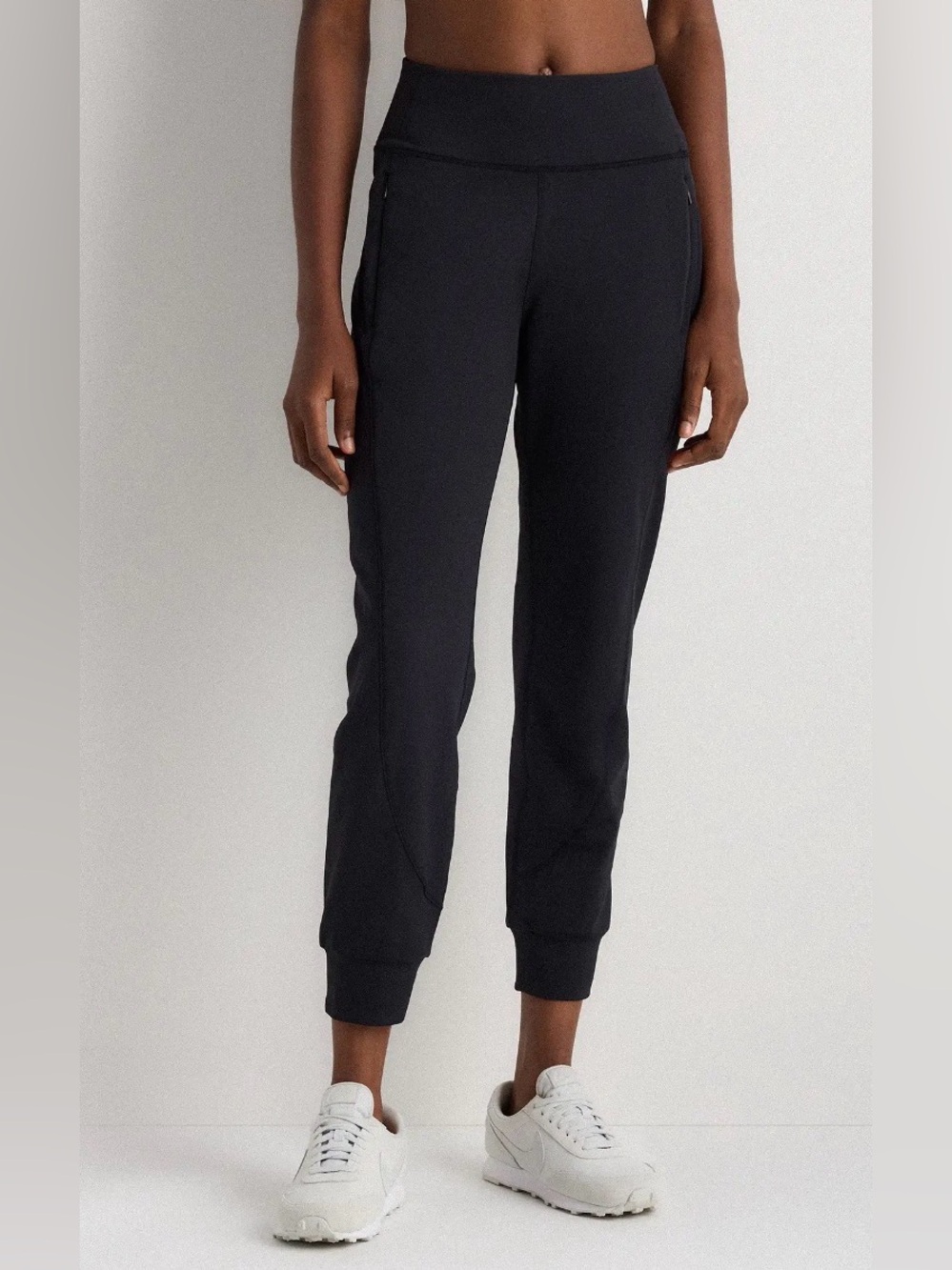 Quince Women's NWT Whistler Mid-Rise Thermal Jogger in Black, size Small